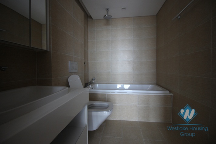 Waiting to be furnished four bedrooms apartment in Vinhome Metropolis, Ba Dinh district, Ha Noi